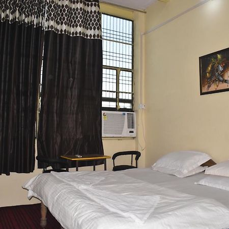 Om Rest House Hotell Varanasi Eksteriør bilde