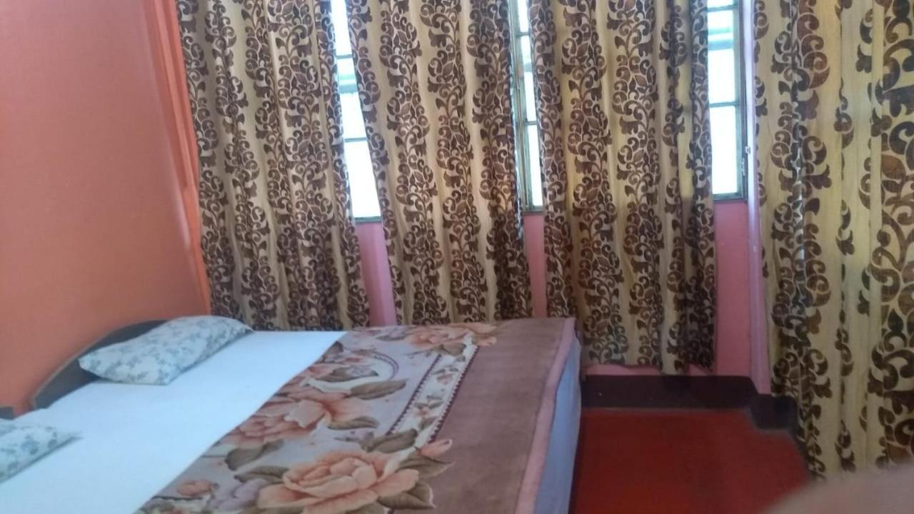 Om Rest House Hotell Varanasi Eksteriør bilde
