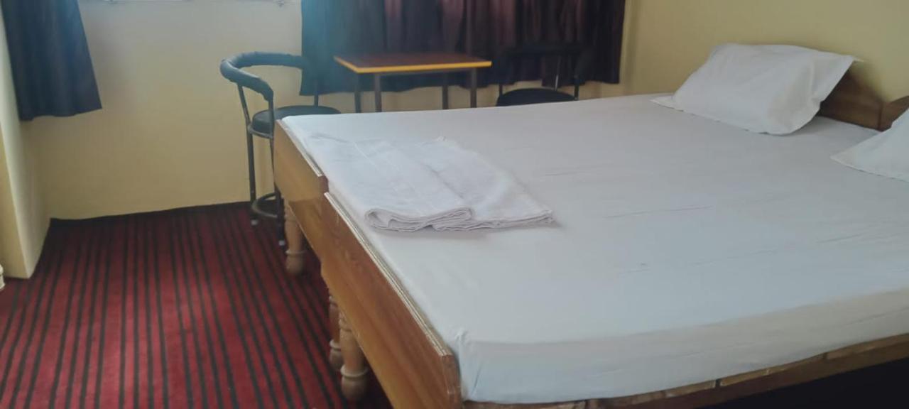 Om Rest House Hotell Varanasi Eksteriør bilde