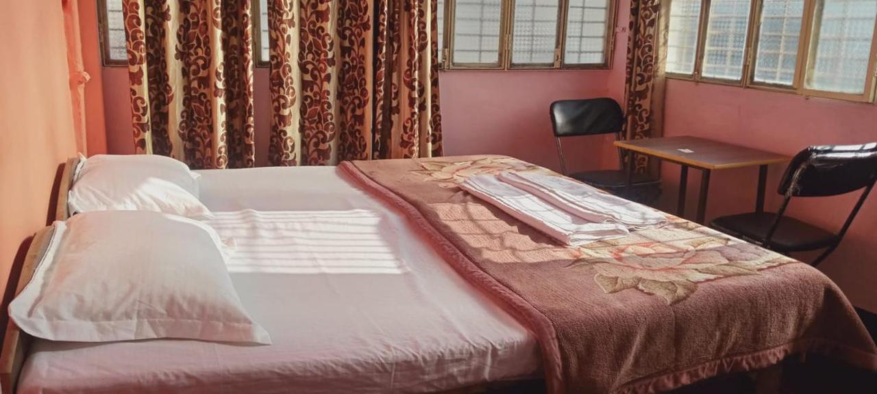 Om Rest House Hotell Varanasi Eksteriør bilde