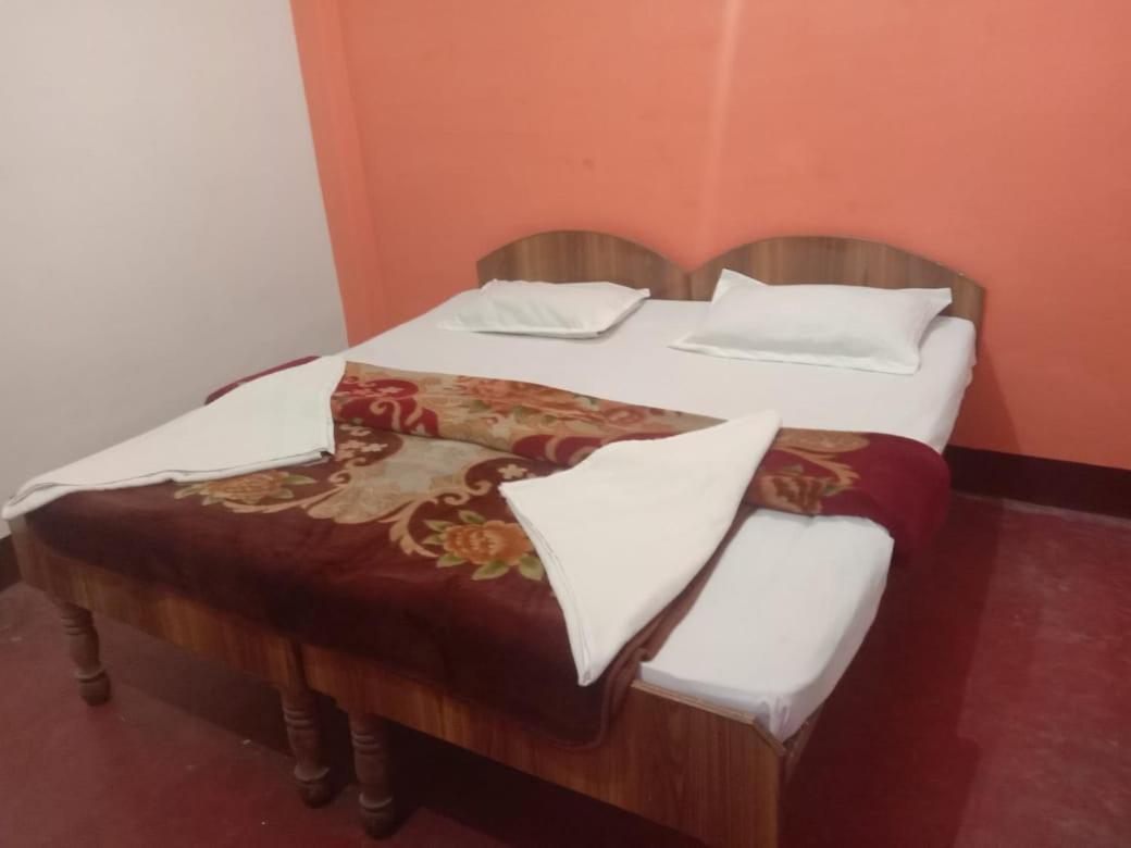 Om Rest House Hotell Varanasi Eksteriør bilde