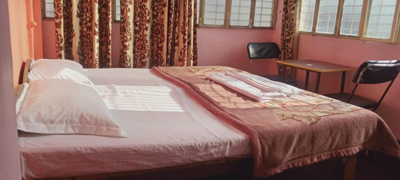 Om Rest House Hotell Varanasi Eksteriør bilde