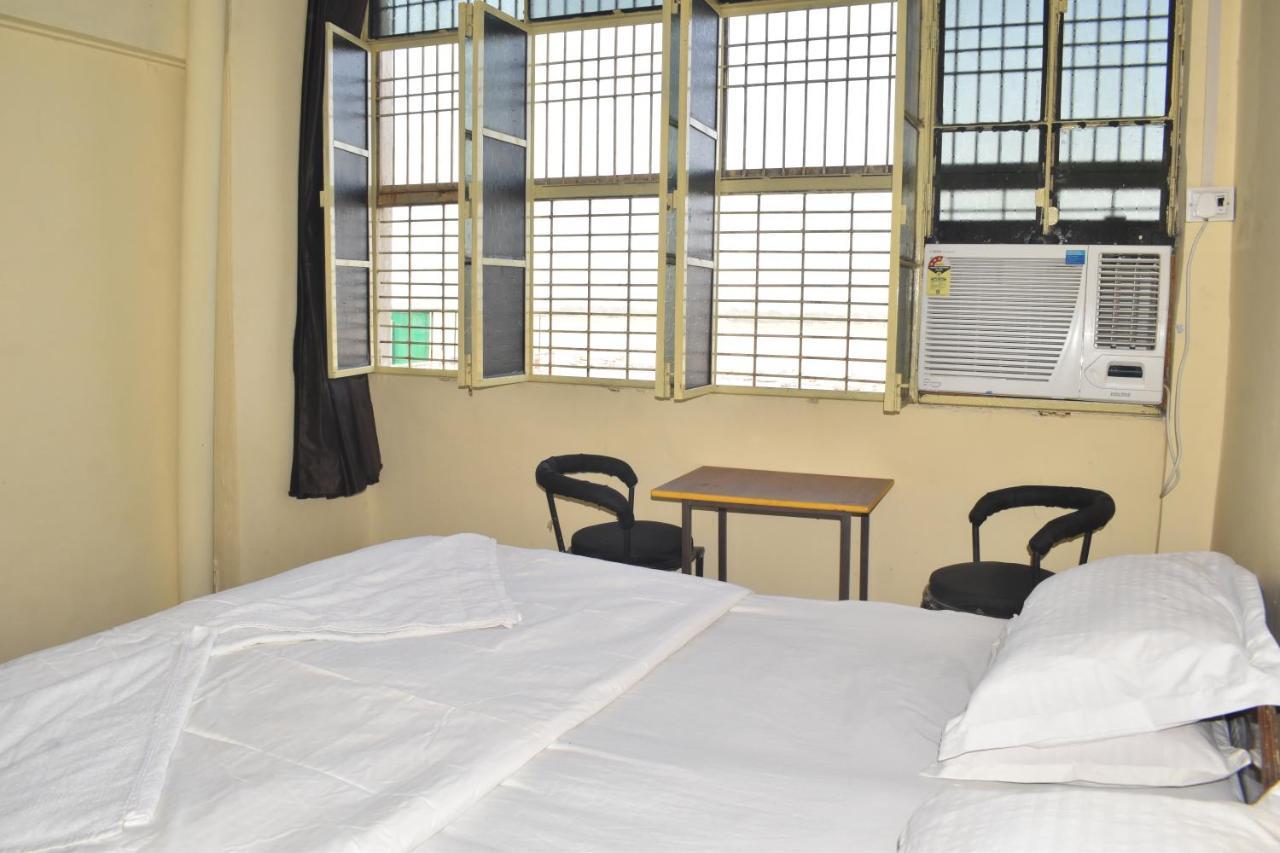 Om Rest House Hotell Varanasi Eksteriør bilde