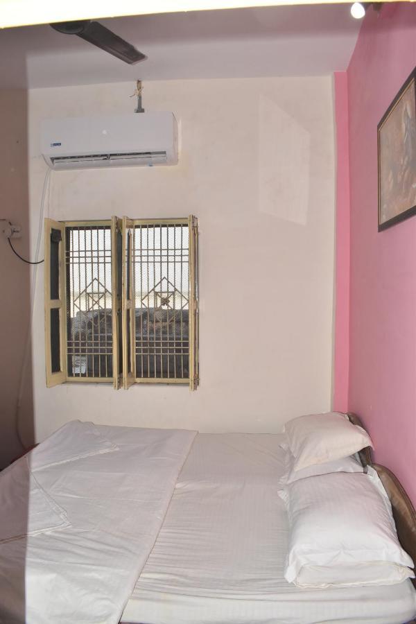 Om Rest House Hotell Varanasi Eksteriør bilde