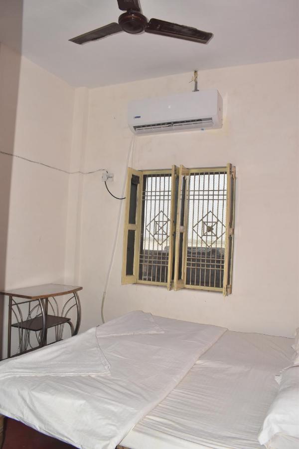 Om Rest House Hotell Varanasi Eksteriør bilde