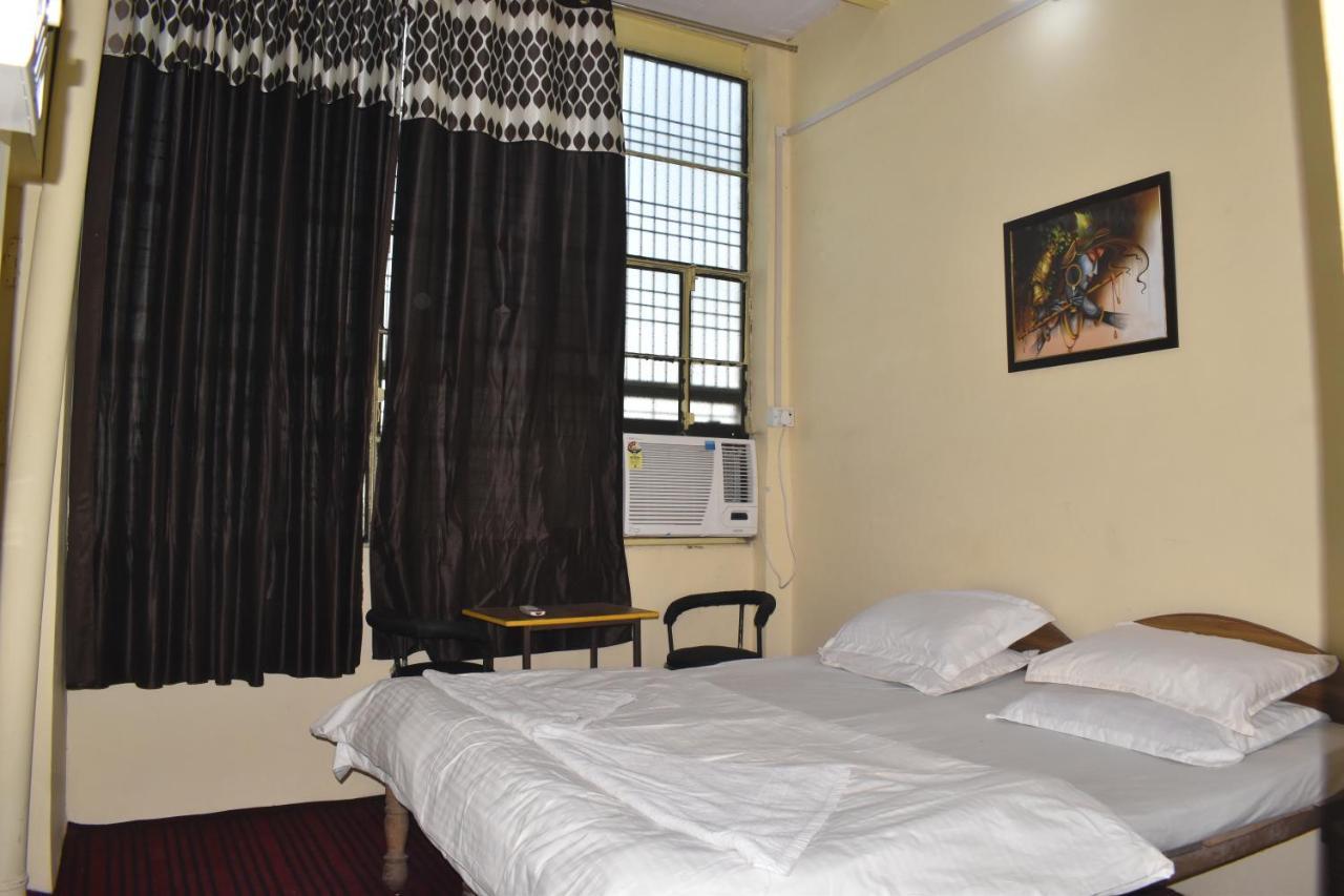 Om Rest House Hotell Varanasi Eksteriør bilde