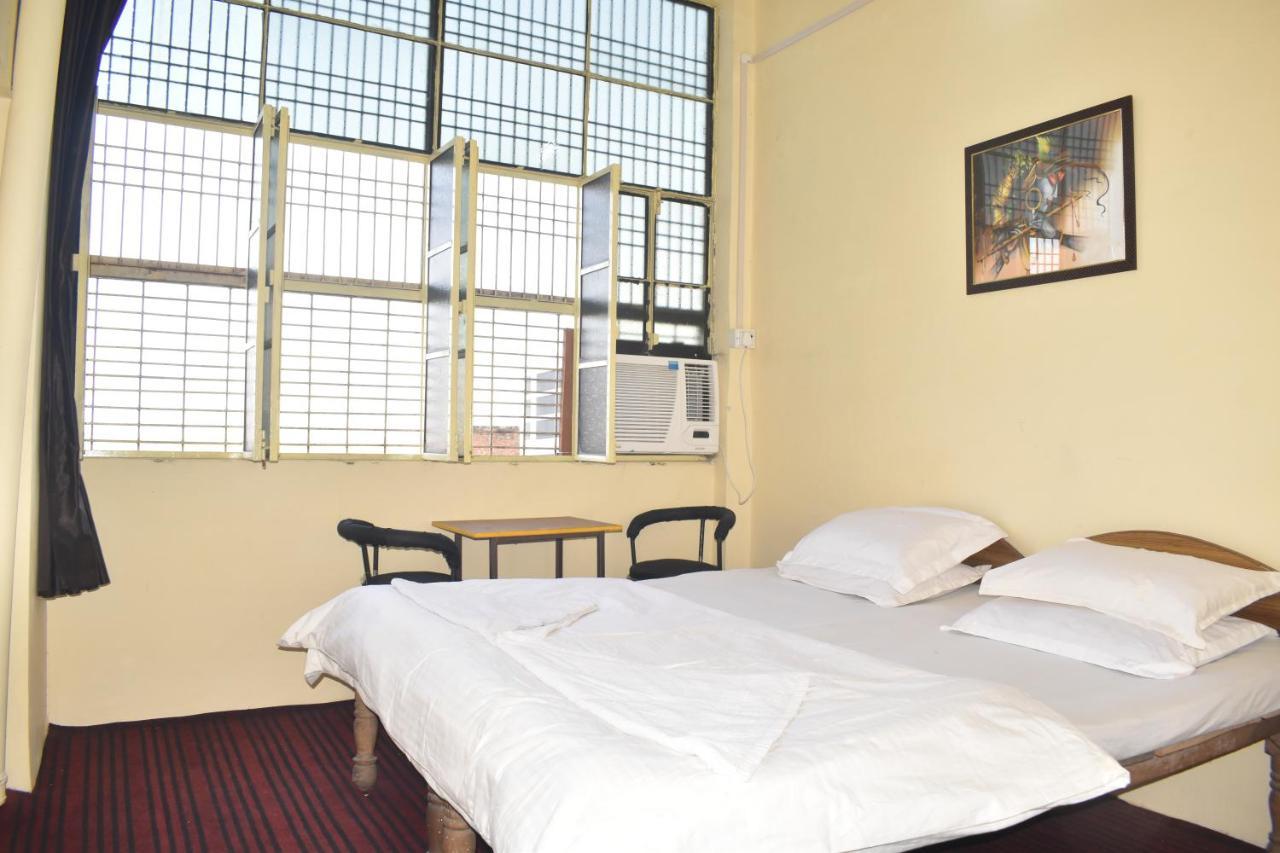 Om Rest House Hotell Varanasi Eksteriør bilde